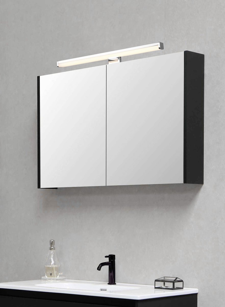 Lino 40cm Krom baderomslampe Fra Trio Lighting - Den har IP44-beskyttelse, noe som gj&oslash;r den perfekt for bad, og den slanke designen med kromfinish passer inn i mange dekorer.