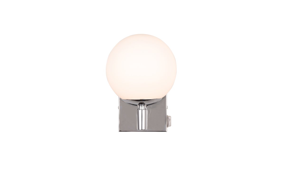 Kula Krom baderomslampe Fra Trio Lighting - Takket være IP44-klassifiseringen er lampen beskyttet mot sprutvann og kan brukes på mange forskjellige måter på badet og andre fuktige rom.