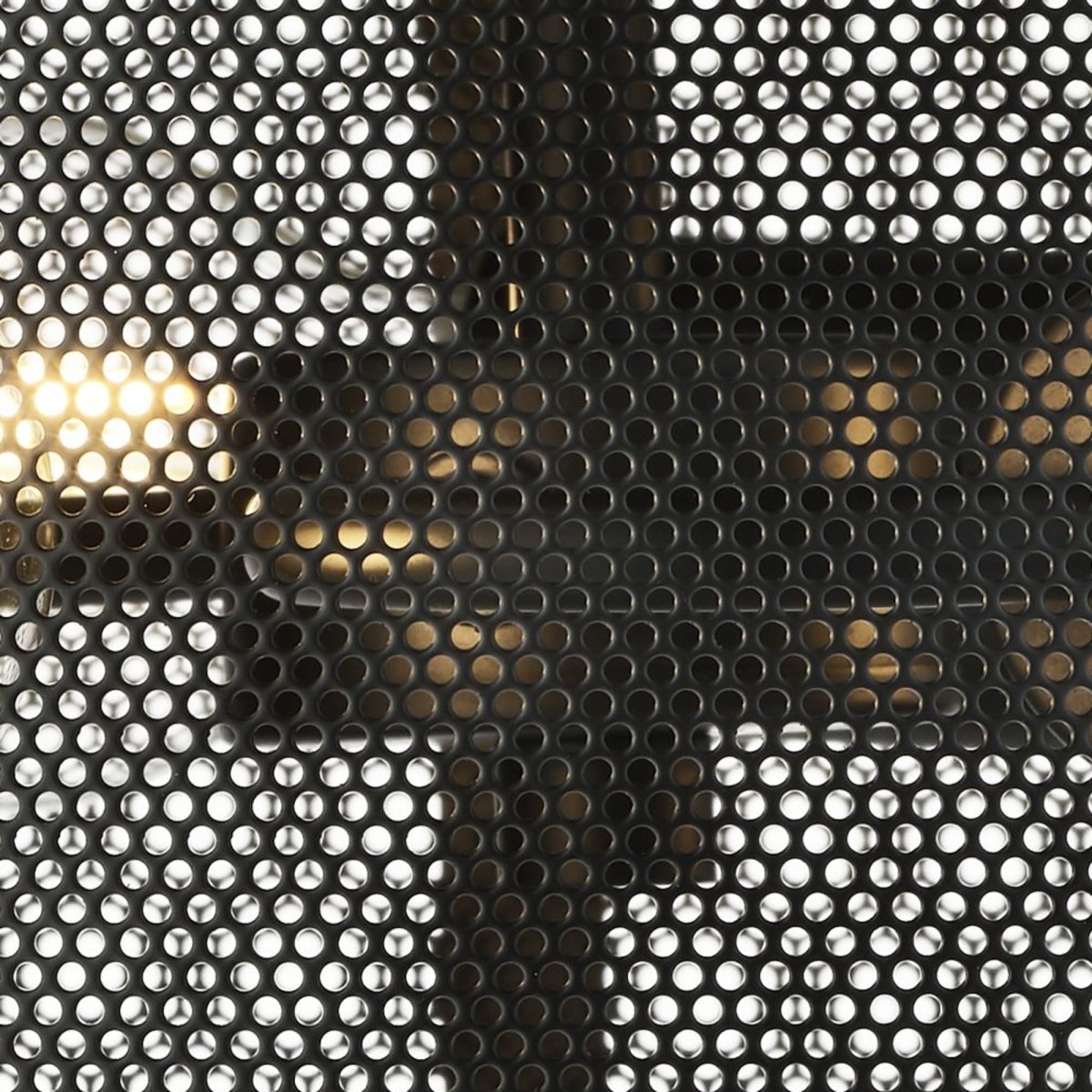 Fishnet Ø45 Matt svart plafond Fra Searchlight - Denne elegante Fishnet-taklampen i matt sort omslutter tre lyskilder i et vakkert og dekorativt svart nettbur.