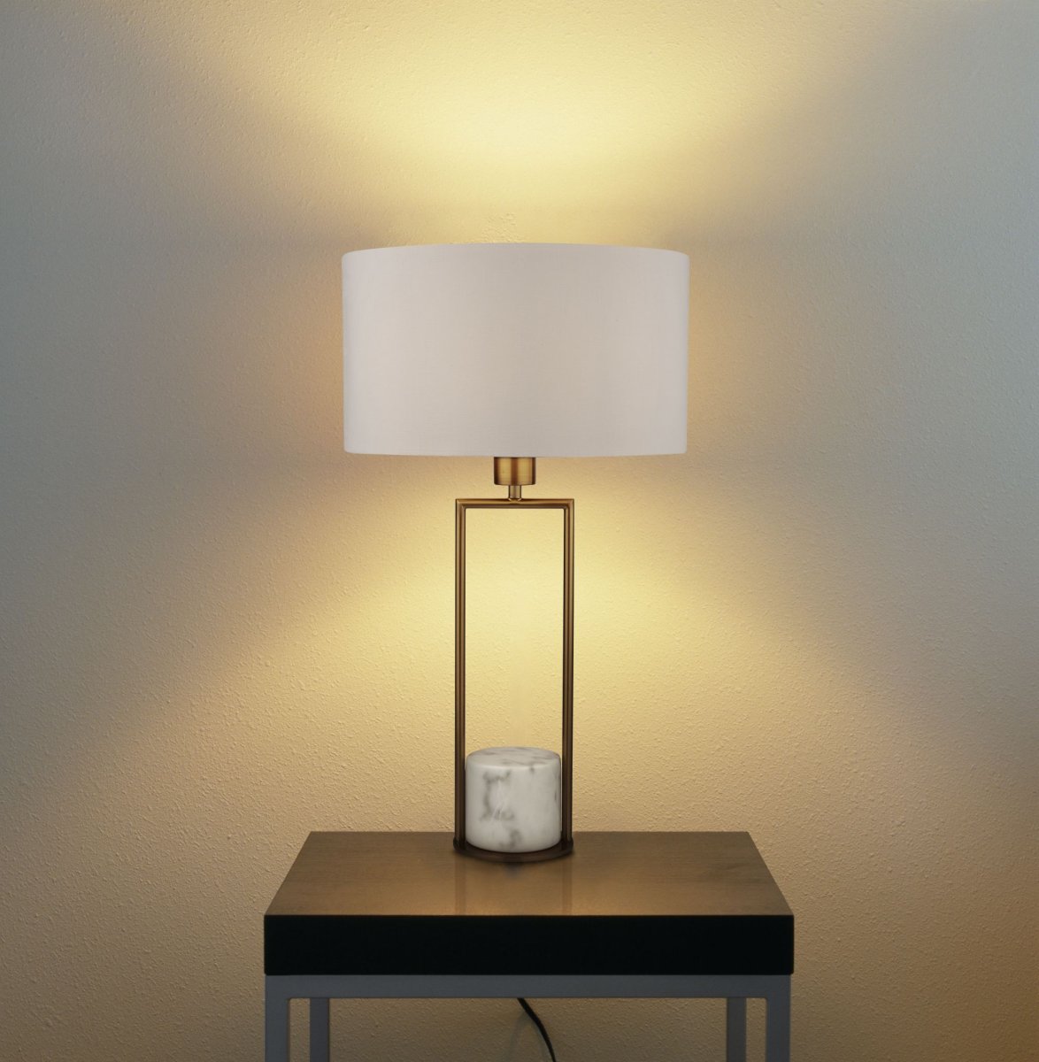 Claire 45cm Gull bordlampe Fra Searchlight - Med sin åpne og luftige ramme og en rund marmorbase gir den et moderne, men tidløst preg som passer perfekt i både klassisk og moderne interiør.