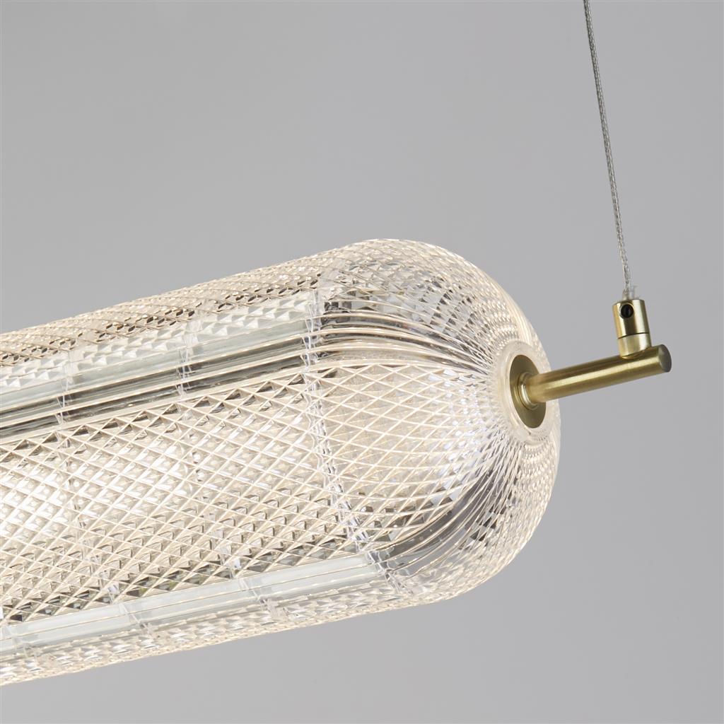Capsule 108cm Messing Taklampe Fra Searchlight - Capsule er en elegant og moderne pendellampe med detaljer i satengmessing og en skjerm i akrylglass som sprer et mykt og behagelig lys.