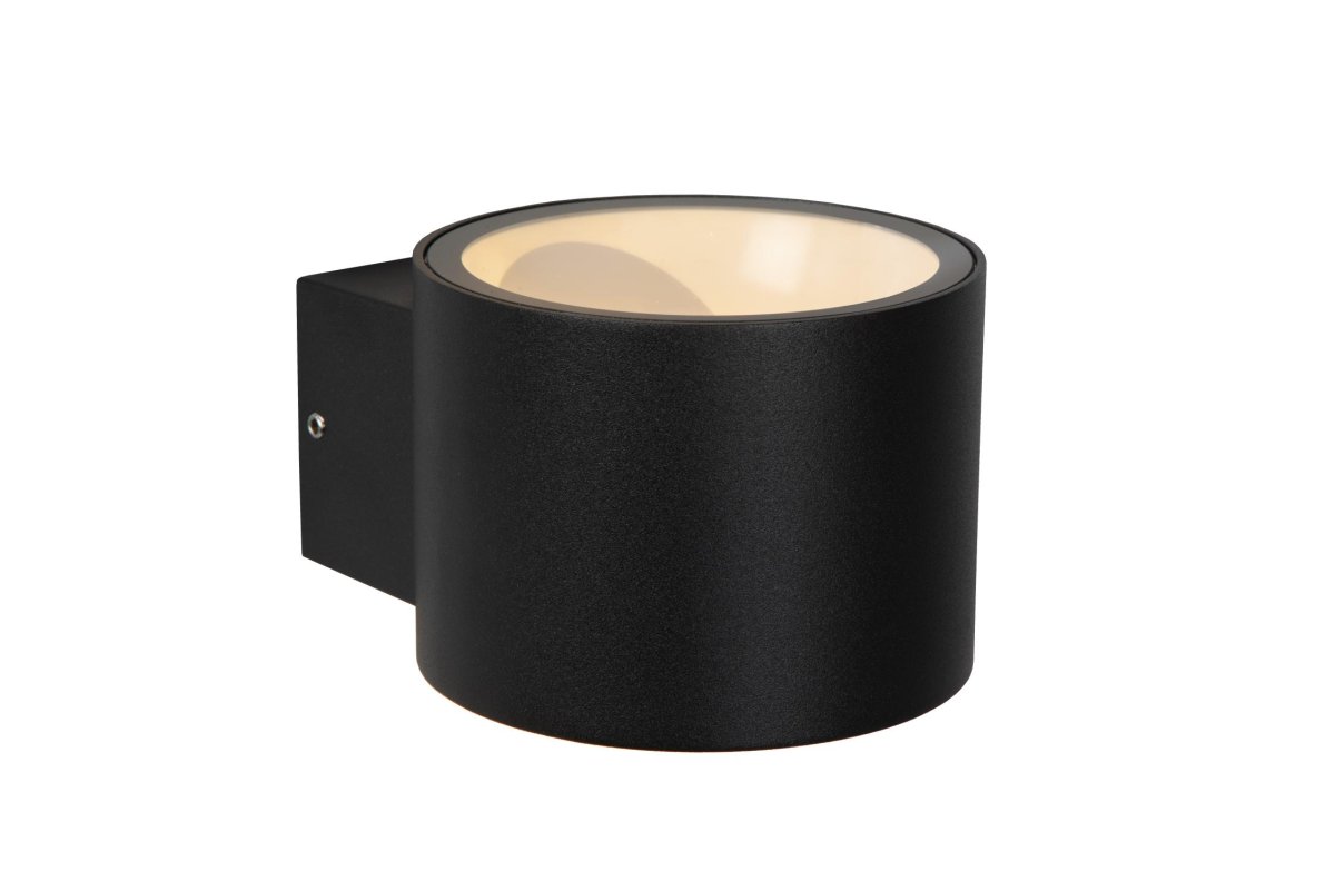Oxford Svart utendørslampe Fra Lucide - Tidlig om morgenen eller sent klå i kveld er Oxford din trofaste partner gjennom vind og vær.