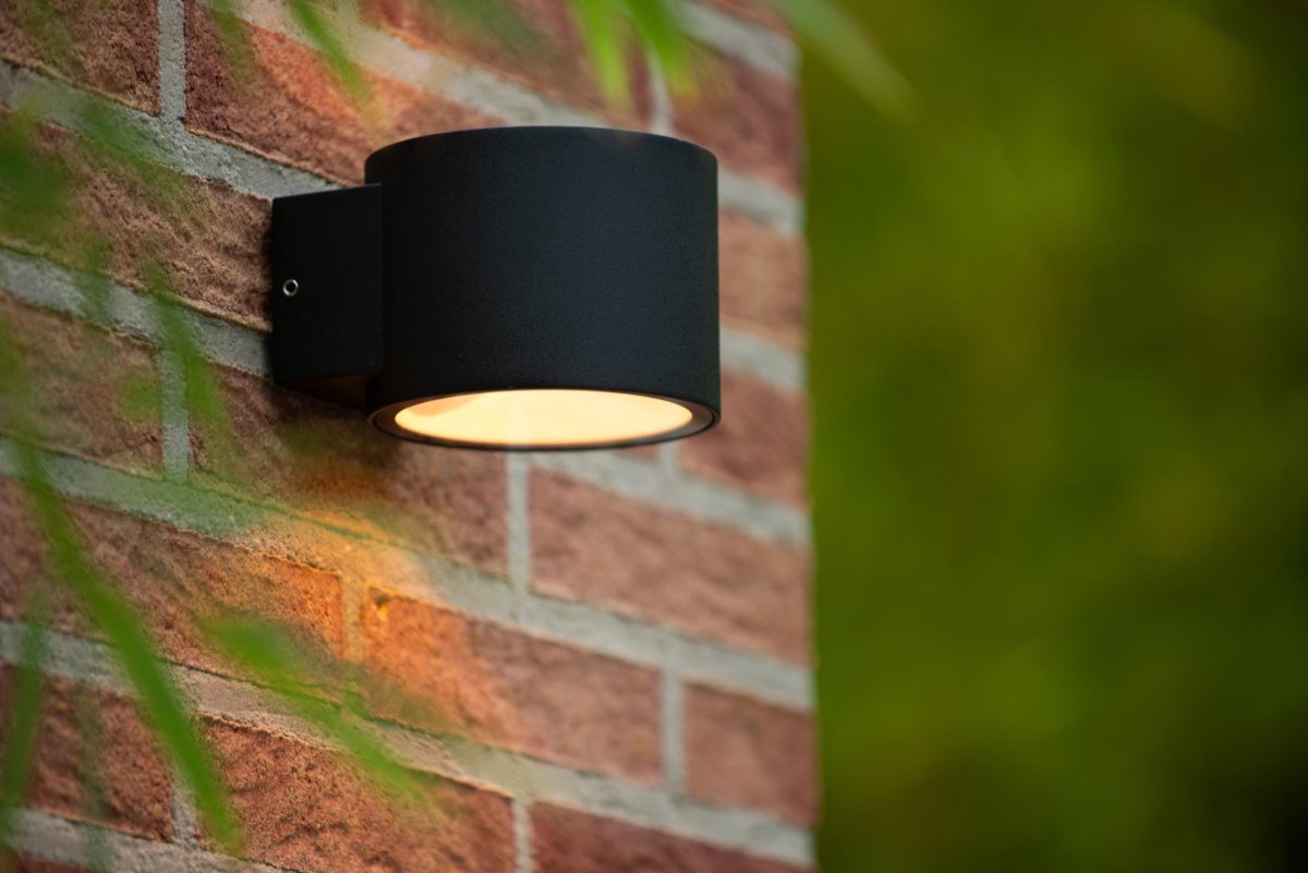 Oxford Svart utendørslampe Fra Lucide - Tidlig om morgenen eller sent klå i kveld er Oxford din trofaste partner gjennom vind og vær.