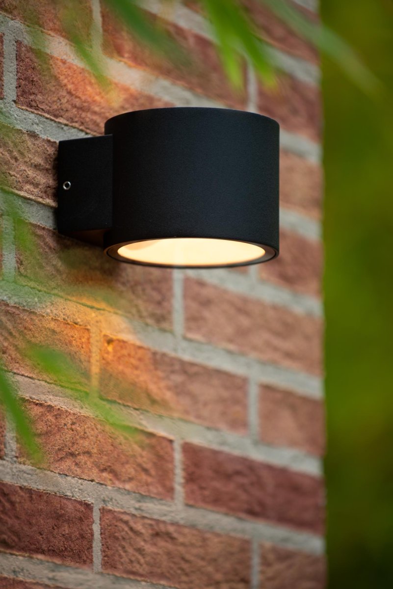 Oxford Svart utendørslampe Fra Lucide - Tidlig om morgenen eller sent klå i kveld er Oxford din trofaste partner gjennom vind og vær.