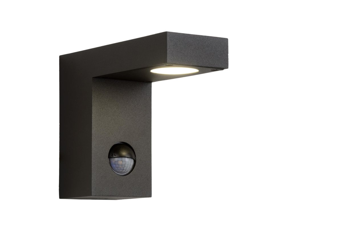 Texas-Ir Antrasitt utendørslampe Fra Lucide - Denne utendørs vegglampen, med integrert bevegelsessensor og dag/natt sensor, har allerede blitt en klassiker.