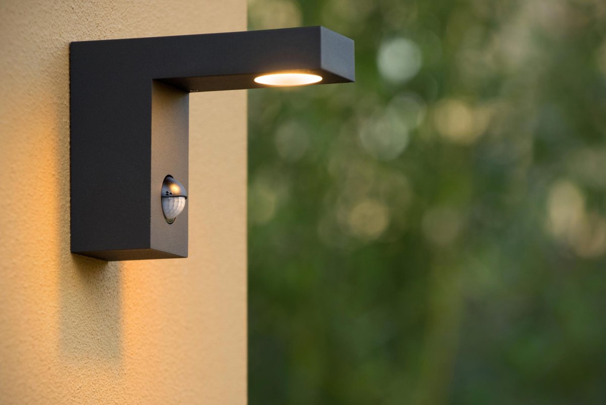 Texas-Ir Antrasitt utendørslampe Fra Lucide - Denne utendørs vegglampen, med integrert bevegelsessensor og dag/natt sensor, har allerede blitt en klassiker.