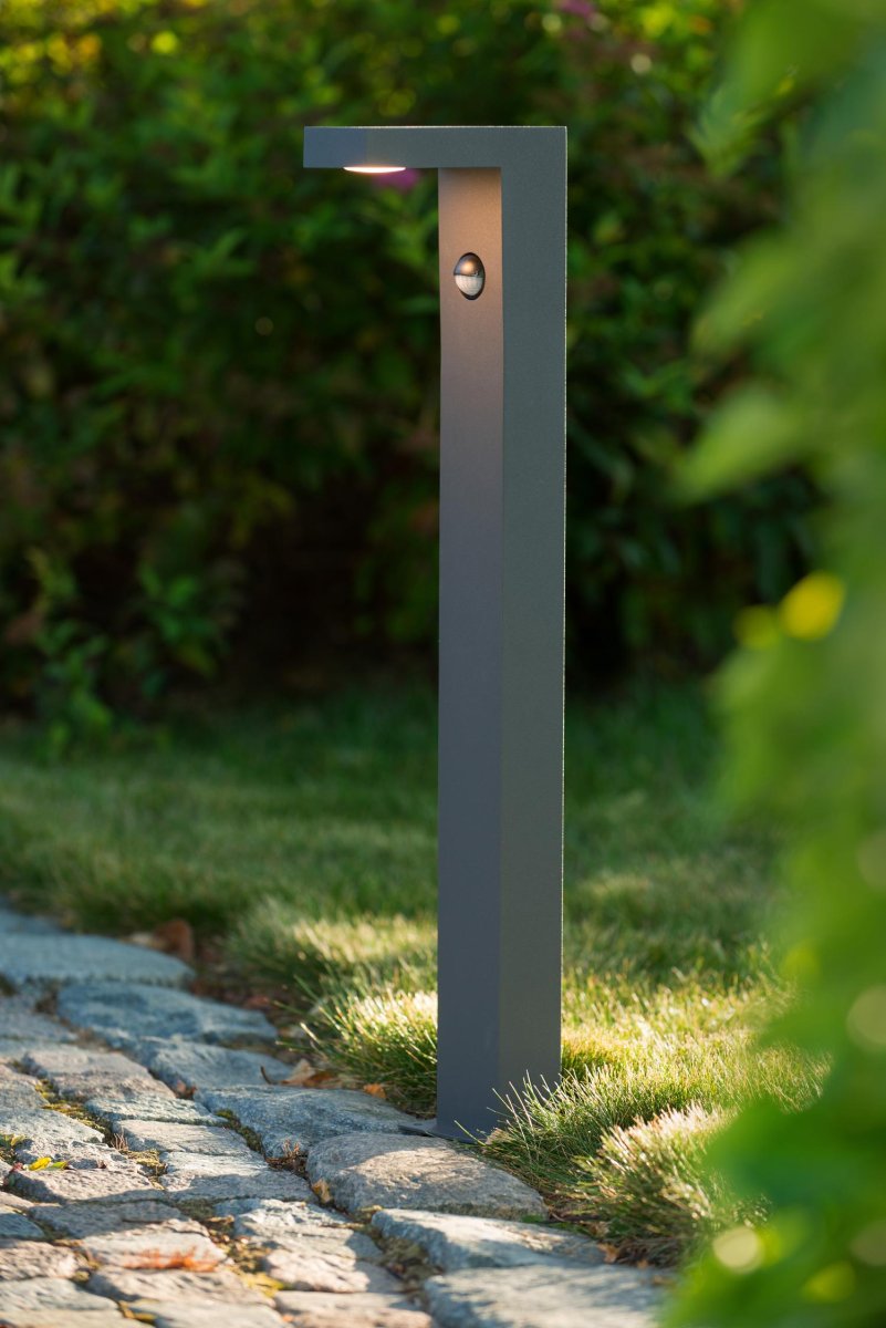Texas-Ir 60cm Antrasitt pullerter Fra Lucide - Den knapt synlige, integrerte bevegelsessensoren leder deg til bassenghuset eller hageskuret.