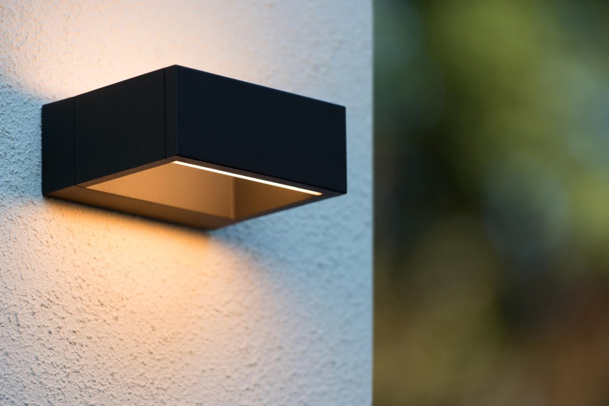 Goa Antrasitt utendørslampe Fra Lucide - Den unike formen med den sentrale åpningen skaper et symmetrisk og koselig lys.