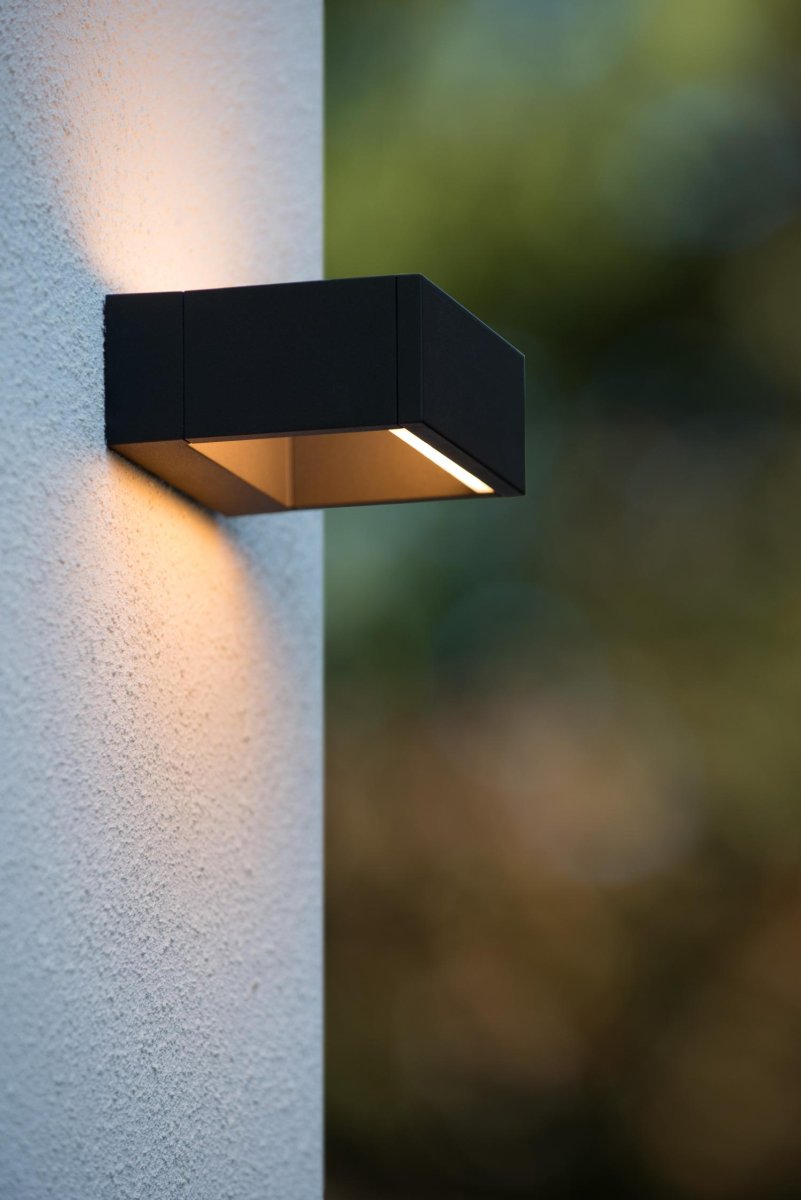 Goa Antrasitt utendørslampe Fra Lucide - Den unike formen med den sentrale åpningen skaper et symmetrisk og koselig lys.