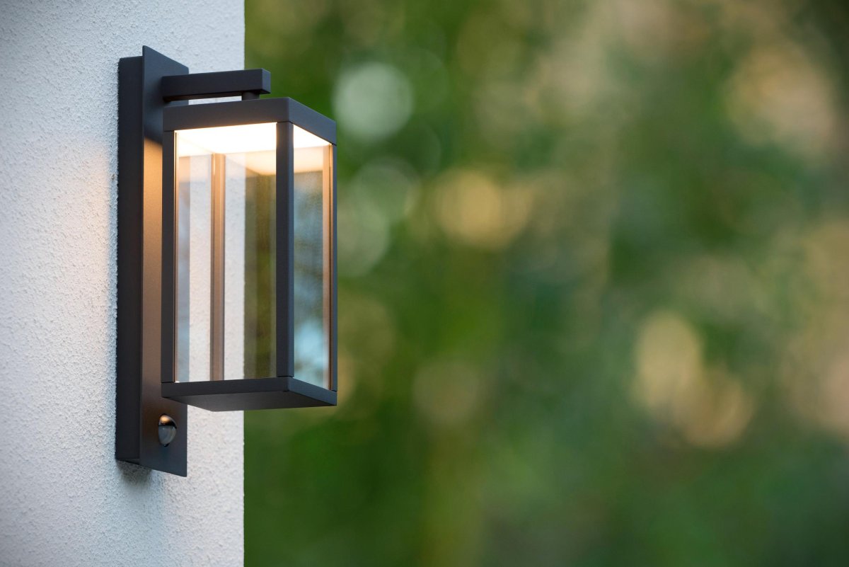 Clairette Antrasitt utendørslampe Fra Lucide - Du trenger ikke å trykke på en knapp for å se Clairette lyse opp i sin fulle herlighet &ndash; den integrerte bevegelsessensoren registrerer umiddelbart når noen er i nærheten og trenger lys.