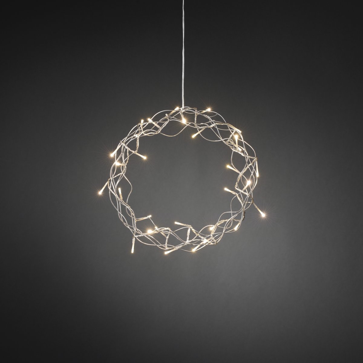 LED-krans Ø30 Sølv Fra Konstsmide - Med sin diameter p&aring; 30 cm er girlanderen en vakker dekorasjon &aring; henge i vinduet eller p&aring; veggen, perfekt for &aring; skape ekstra hygge i de m&oslash;rkere m&aring;nedene av &aring;ret.