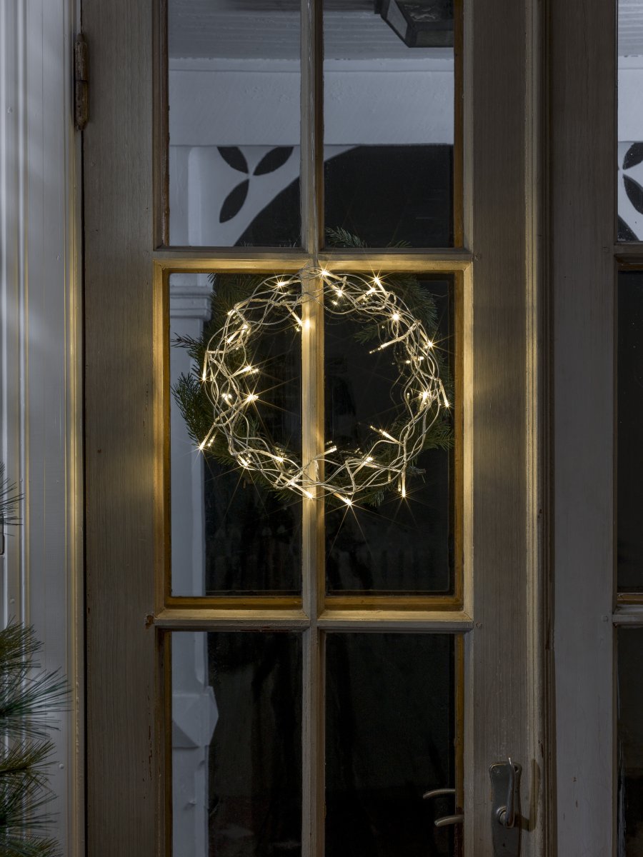 LED-krans Ø30 Sølv Fra Konstsmide - Med sin diameter p&aring; 30 cm er girlanderen en vakker dekorasjon &aring; henge i vinduet eller p&aring; veggen, perfekt for &aring; skape ekstra hygge i de m&oslash;rkere m&aring;nedene av &aring;ret.