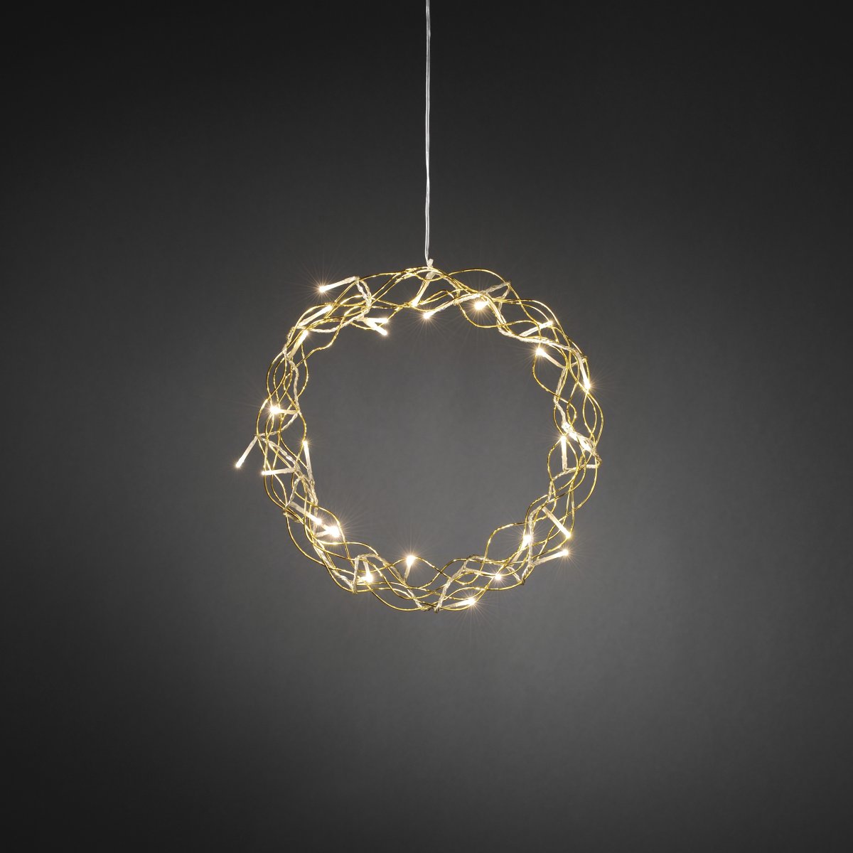 LED-krans Ø30 Gull Fra Konstsmide - Med sin diameter p&aring; 30 cm er girlanderen en vakker dekorasjon &aring; henge i vinduet eller p&aring; veggen, perfekt for &aring; skape ekstra hygge i de m&oslash;rkere m&aring;nedene av &aring;ret.