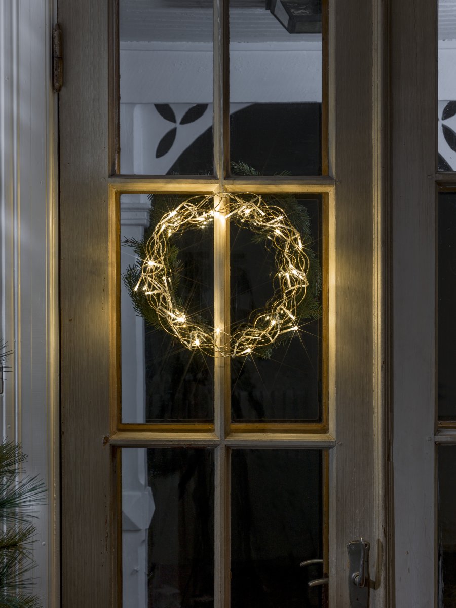 LED-krans Ø30 Gull Fra Konstsmide - Med sin diameter p&aring; 30 cm er girlanderen en vakker dekorasjon &aring; henge i vinduet eller p&aring; veggen, perfekt for &aring; skape ekstra hygge i de m&oslash;rkere m&aring;nedene av &aring;ret.