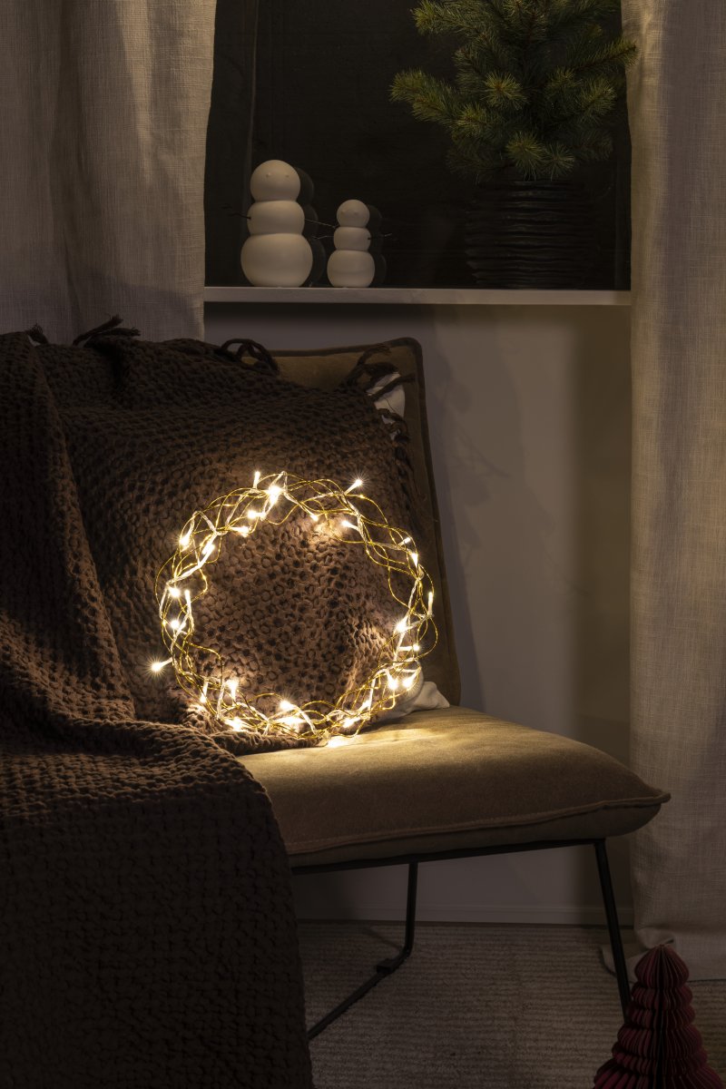LED-krans Ø30 Gull Fra Konstsmide - Med sin diameter p&aring; 30 cm er girlanderen en vakker dekorasjon &aring; henge i vinduet eller p&aring; veggen, perfekt for &aring; skape ekstra hygge i de m&oslash;rkere m&aring;nedene av &aring;ret.