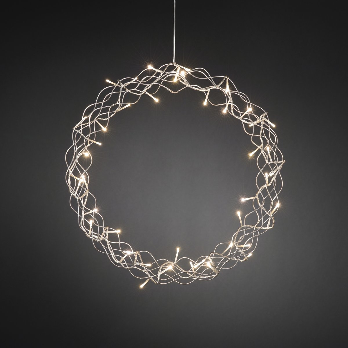 LED-krans Ø45 Sølv Fra Konstsmide - Med sin diameter p&aring; 45 cm er girlanderen en vakker dekorasjon &aring; henge i vinduet eller p&aring; veggen, perfekt for &aring; skape ekstra hygge i de m&oslash;rkere m&aring;nedene av &aring;ret.