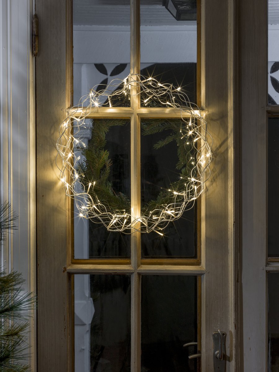 LED-krans Ø45 Sølv Fra Konstsmide - Med sin diameter p&aring; 45 cm er girlanderen en vakker dekorasjon &aring; henge i vinduet eller p&aring; veggen, perfekt for &aring; skape ekstra hygge i de m&oslash;rkere m&aring;nedene av &aring;ret.