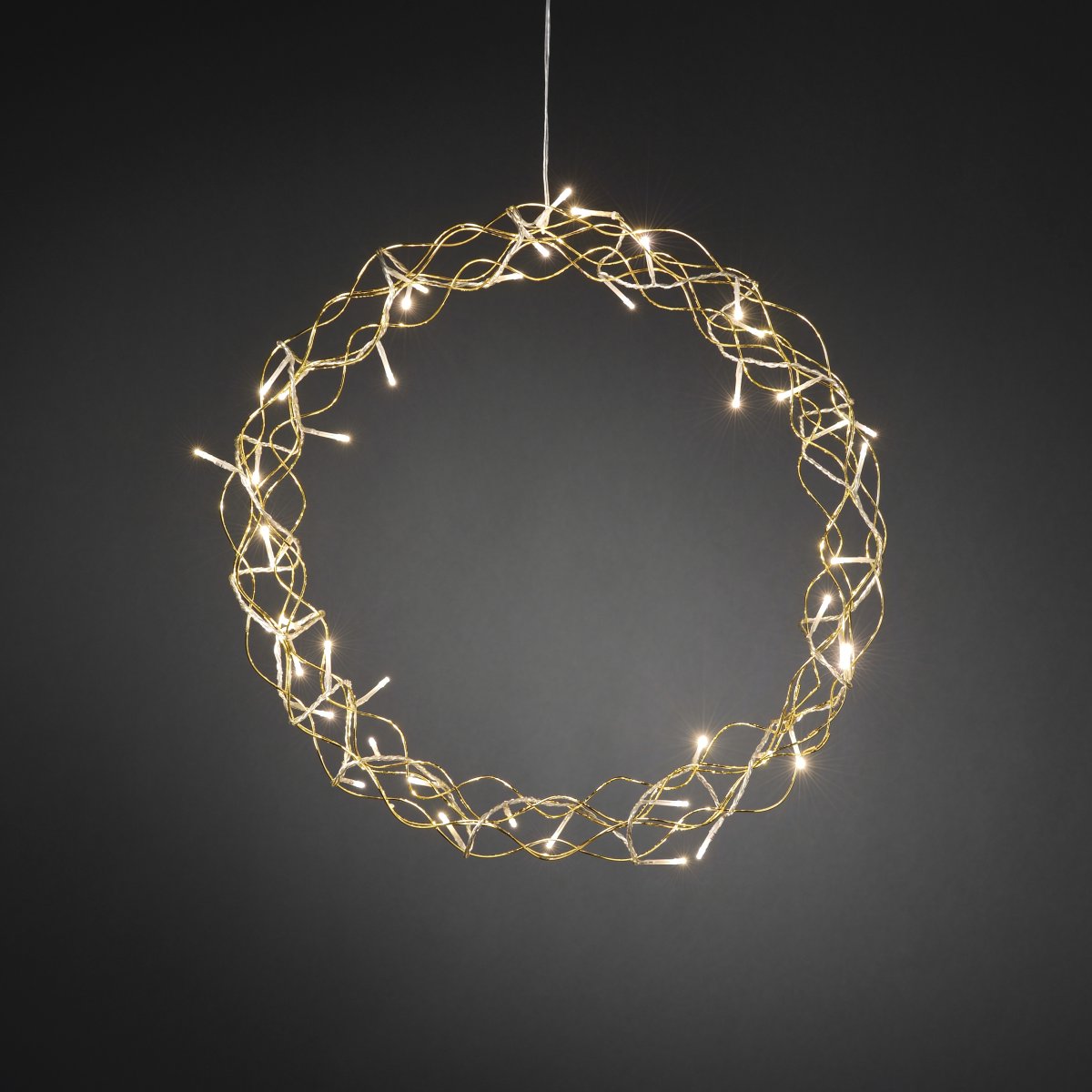 LED-krans Ø45 Gull Fra Konstsmide - Med sin diameter p&aring; 45 cm er girlanderen en vakker dekorasjon &aring; henge i vinduet eller p&aring; veggen, perfekt for &aring; skape ekstra hygge i de m&oslash;rkere m&aring;nedene av &aring;ret.
