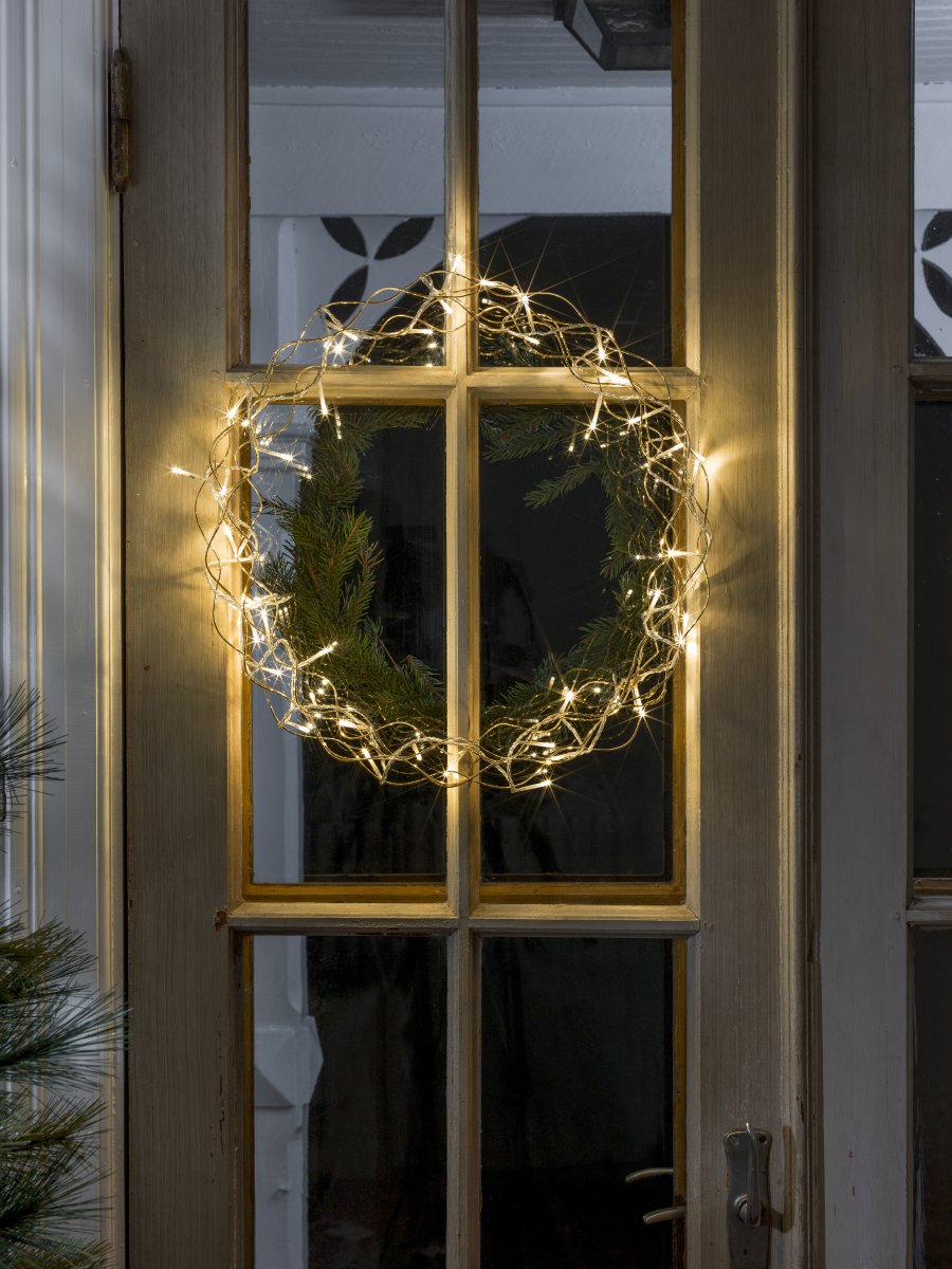 LED-krans Ø45 Gull Fra Konstsmide - Med sin diameter p&aring; 45 cm er girlanderen en vakker dekorasjon &aring; henge i vinduet eller p&aring; veggen, perfekt for &aring; skape ekstra hygge i de m&oslash;rkere m&aring;nedene av &aring;ret.