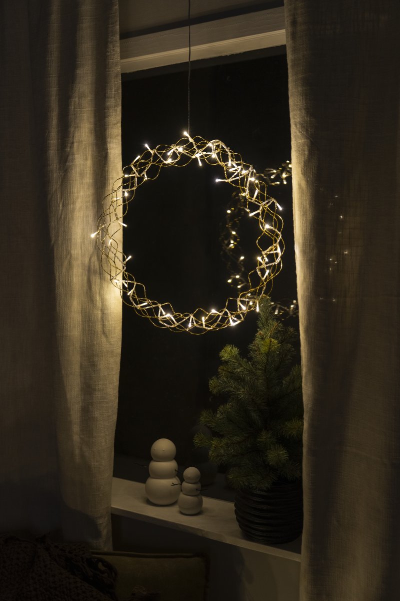 LED-krans Ø45 Gull Fra Konstsmide - Med sin diameter p&aring; 45 cm er girlanderen en vakker dekorasjon &aring; henge i vinduet eller p&aring; veggen, perfekt for &aring; skape ekstra hygge i de m&oslash;rkere m&aring;nedene av &aring;ret.