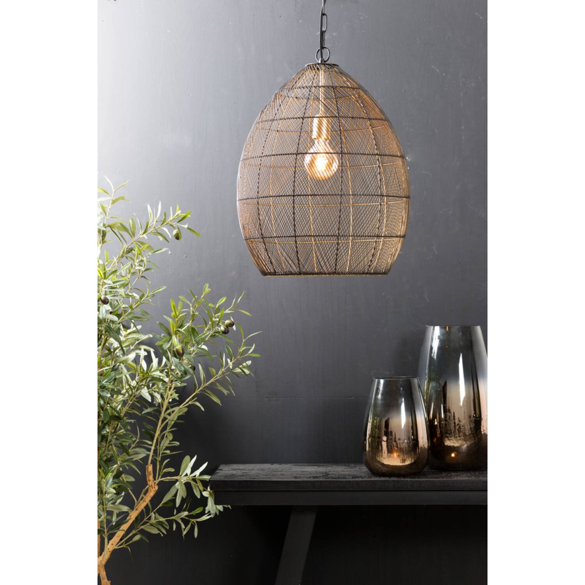 Meya Ø40 Svart/gull Taklampe Fra Light & Living - Meya er en stilig takpendel laget av svart metall, hvor den åpne designen skaper et luftig og moderne uttrykk.