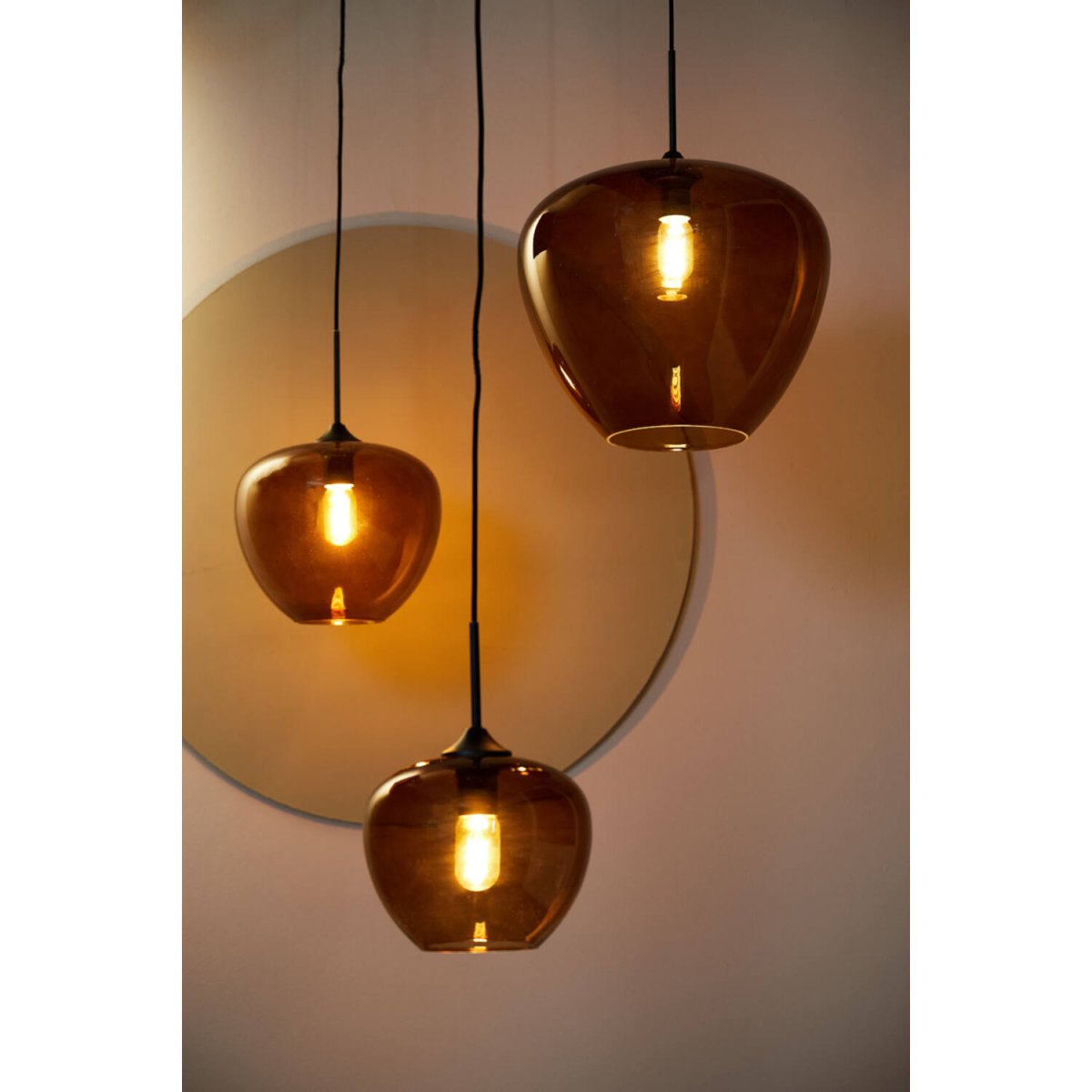 Mayson Ø40 Brun Taklampe Fra Light & Living - Mayson er en elegant og stilig pendellampe med en skjerm i brunfarget glass, som gir et mykt og behagelig lys.