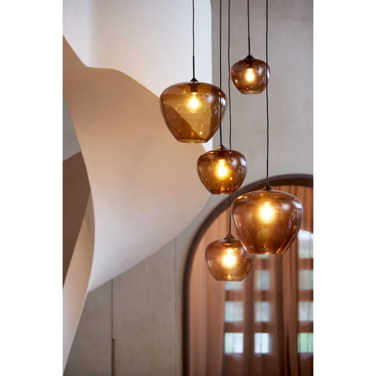 Mayson Ø40 Brun Taklampe Fra Light & Living - Mayson er en elegant og stilig pendellampe med en skjerm i brunfarget glass, som gir et mykt og behagelig lys.