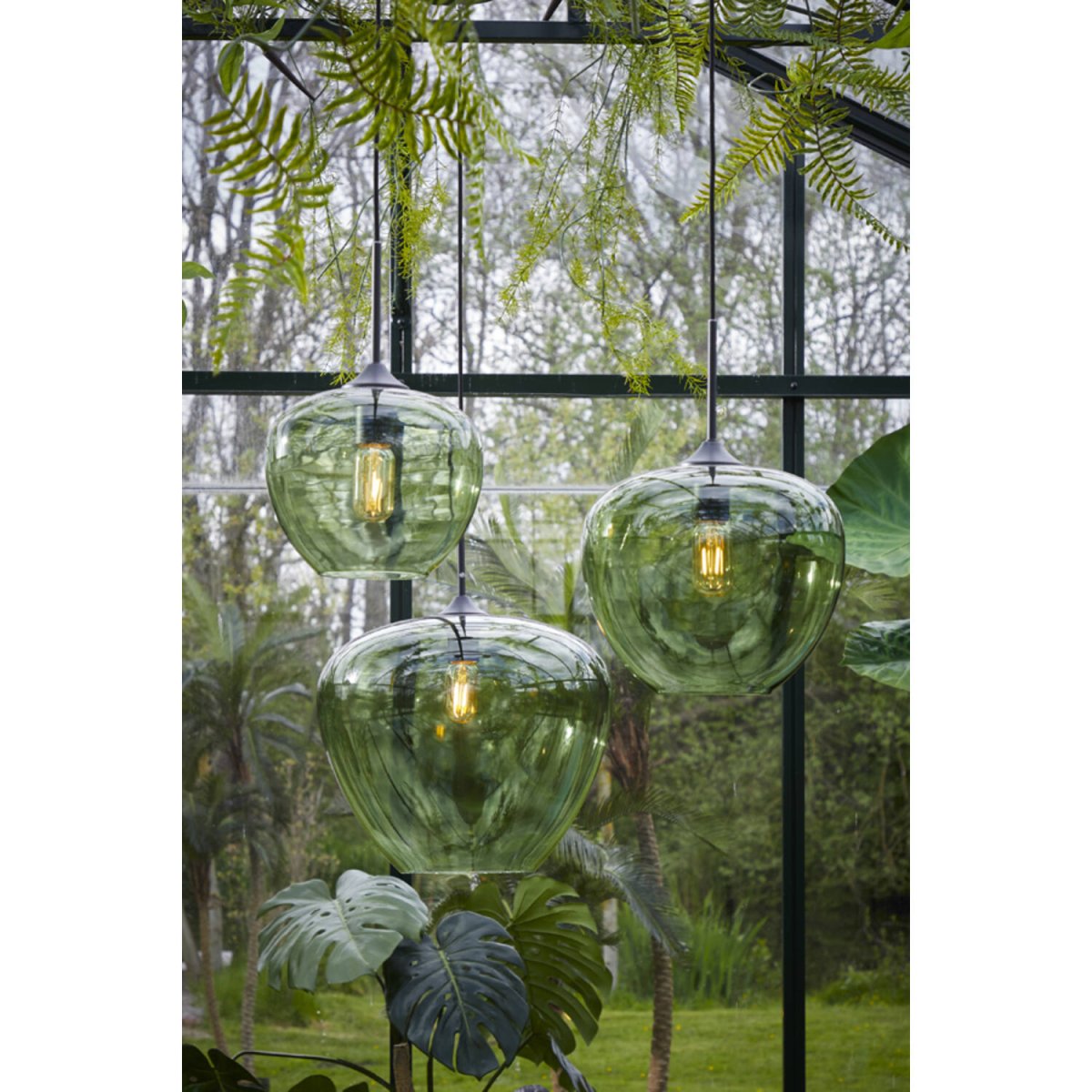 Mayson Ø40 Grønn Taklampe Fra Light & Living - Mayson er en elegant og stilig pendellampe med en grønn glassskjerm, som gir et mykt og behagelig lys.