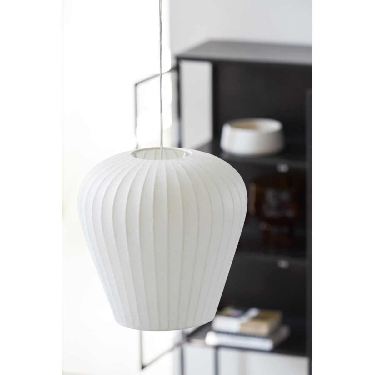 Xela Ø38 Hvit Taklampe Fra Light & Living - Xela er en dekorativ taklampe i en myk og organisk form, med en hvit finish.