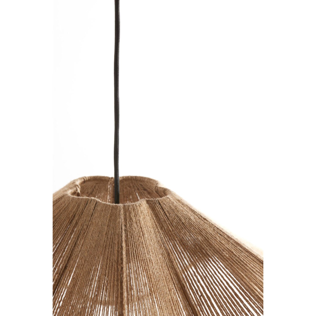 Fodara Ø60 Natur Taklampe Fra Light & Living - Skjermen er pakket inn i tvunnet jutetråd, noe som skaper et lett og luftig utseende.