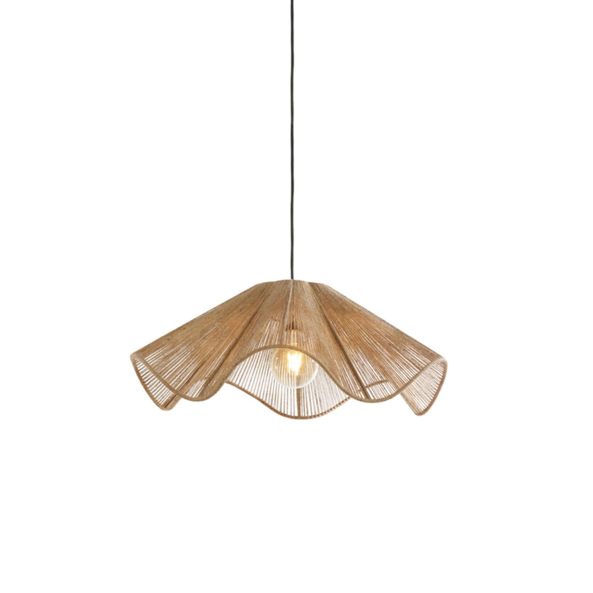 Fodara Ø60 Natur Taklampe Fra Light & Living - Skjermen er pakket inn i tvunnet jutetråd, noe som skaper et lett og luftig utseende.