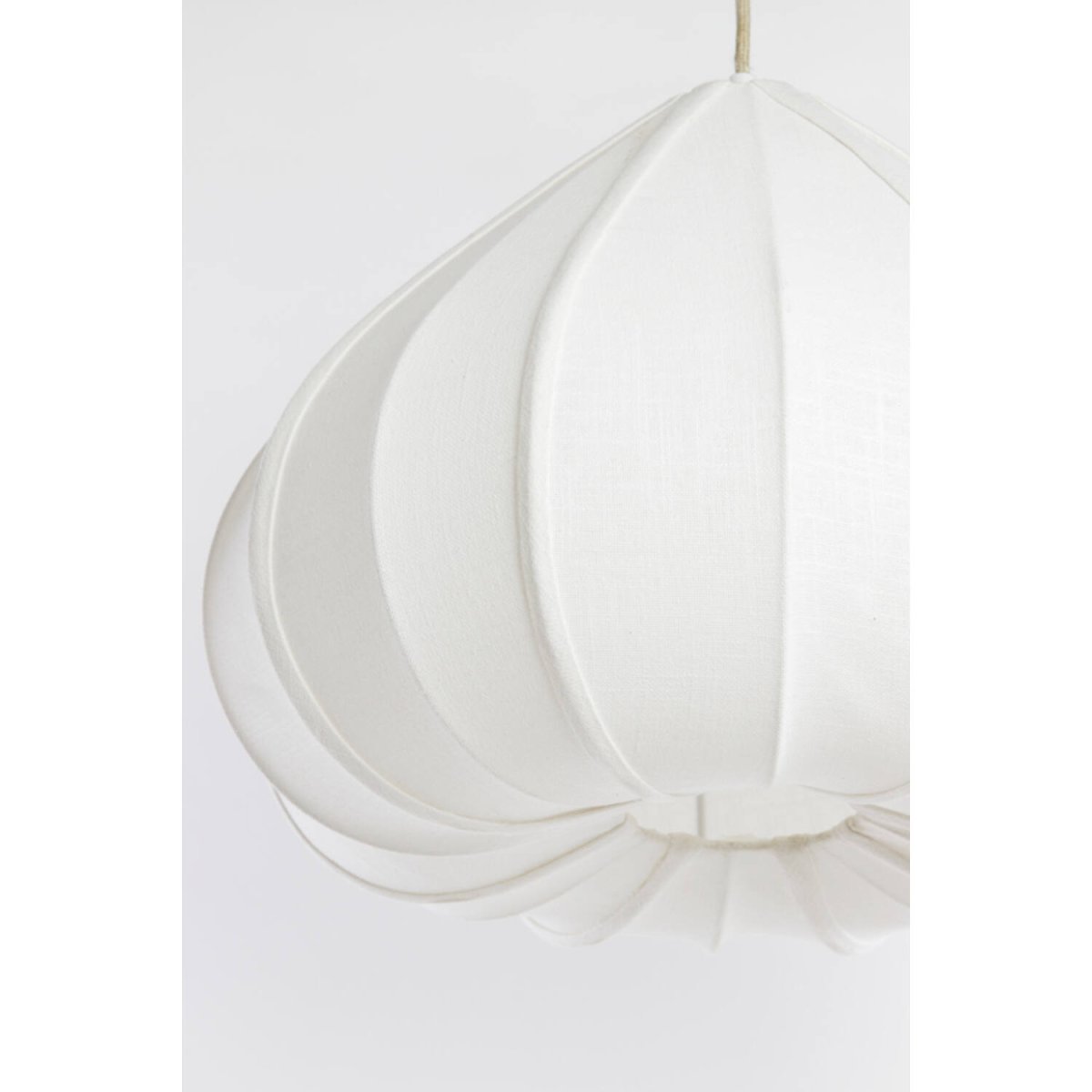 Zubeda Ø50 Kremet hvit Taklampe Fra Light & Living - Zubeda har en myk og elegant form, trukket i kremhvitt stoff som gir en varm og behagelig lysfordeling.