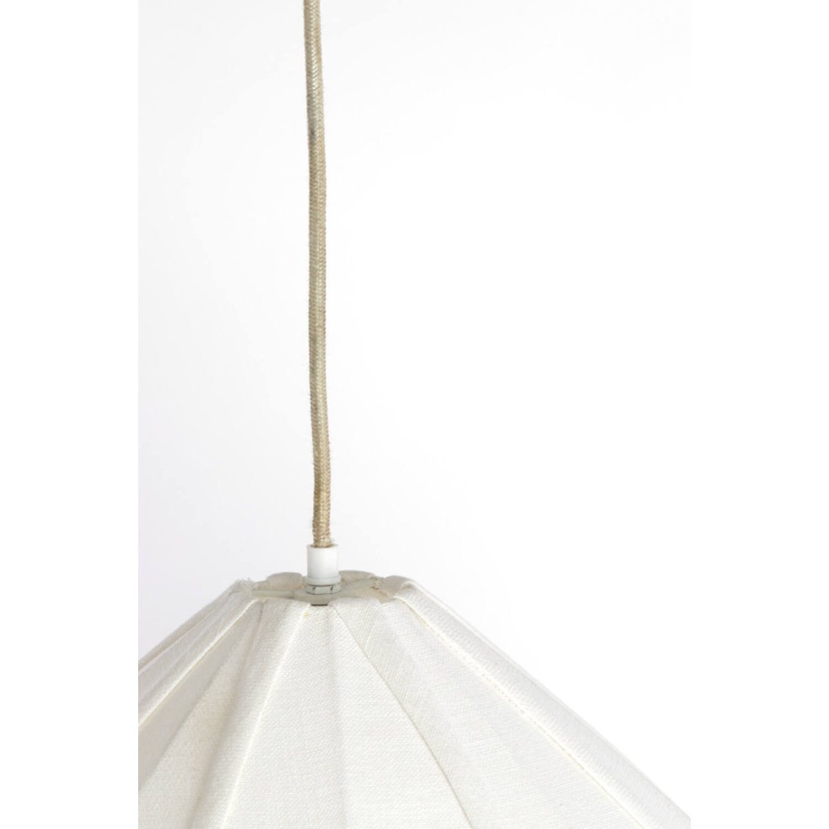 Zubeda Ø50 Kremet hvit Taklampe Fra Light & Living - Zubeda har en myk og elegant form, trukket i kremhvitt stoff som gir en varm og behagelig lysfordeling.