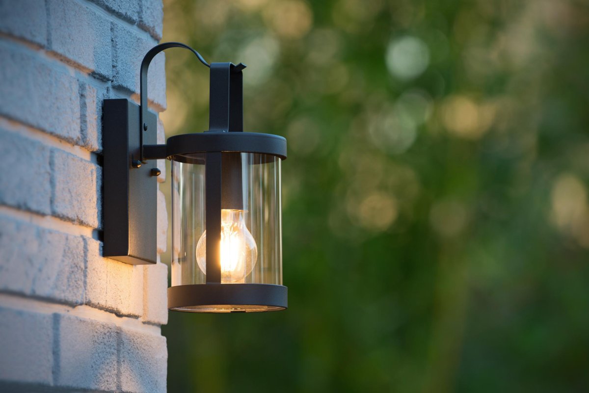 Lindelo Svart utendørslampe Fra Lucide - Vegglampen, kalt Lindel, er din perfekte følgesvenn for å ønske gjester velkommen ved inngangsdøren, eller for å nyte varme sommerkvelder med et behagelig lys.
