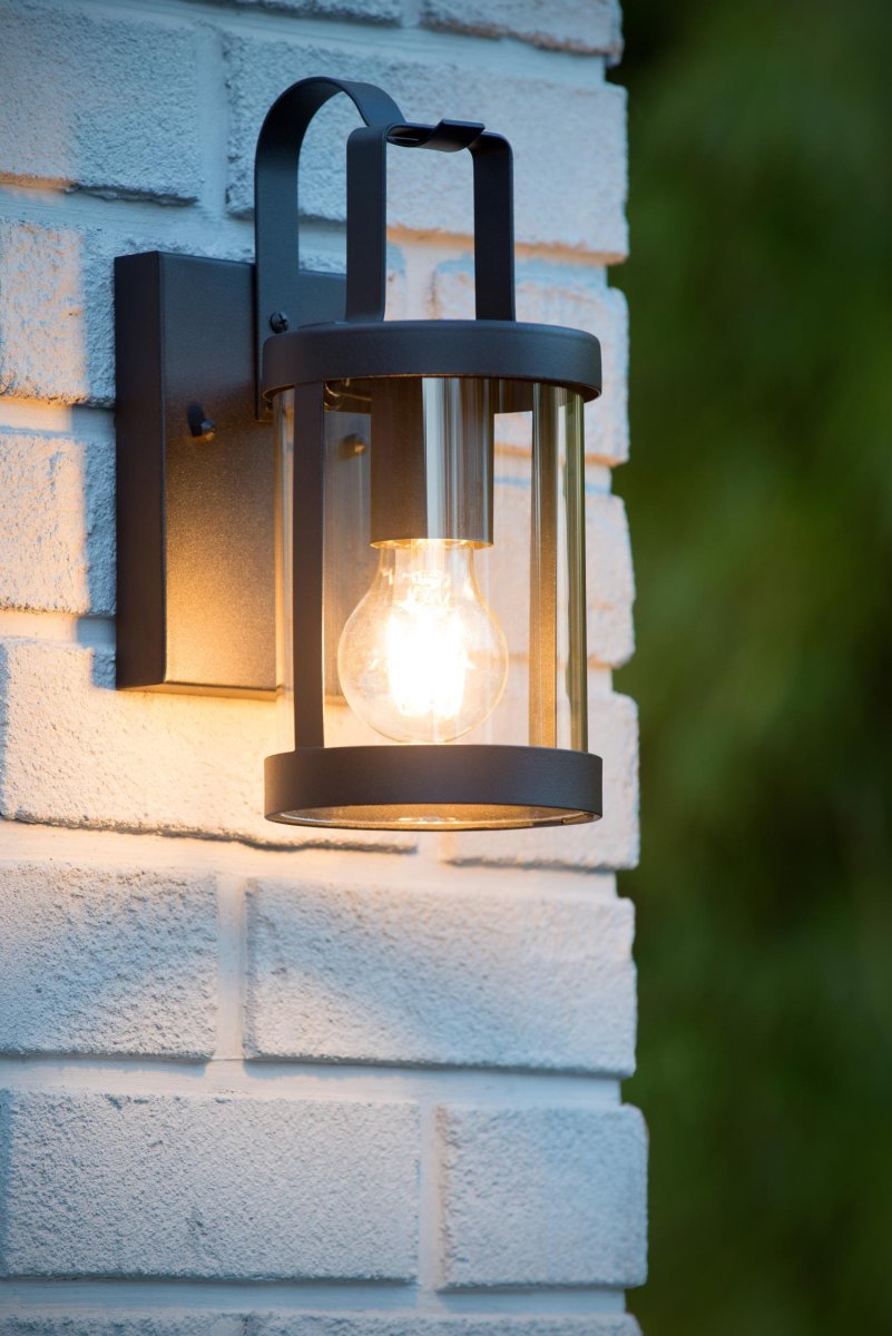 Lindelo Svart utendørslampe Fra Lucide - Vegglampen, kalt Lindel, er din perfekte følgesvenn for å ønske gjester velkommen ved inngangsdøren, eller for å nyte varme sommerkvelder med et behagelig lys.