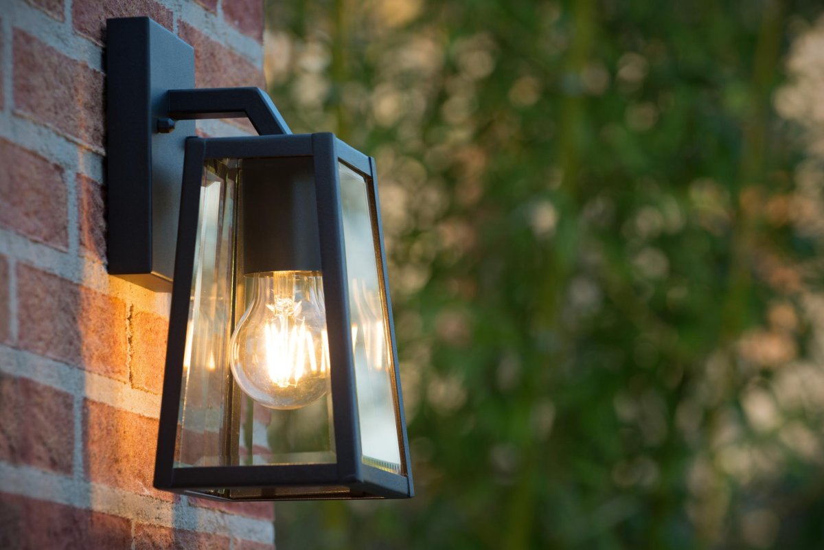 Matslot Svart utendørslampe Fra Lucide - Den rustikke formen og den tydelige referansen til en klassisk lanterne smelter sammen med en moderne finish og et karakteristisk håndverkerpreg.