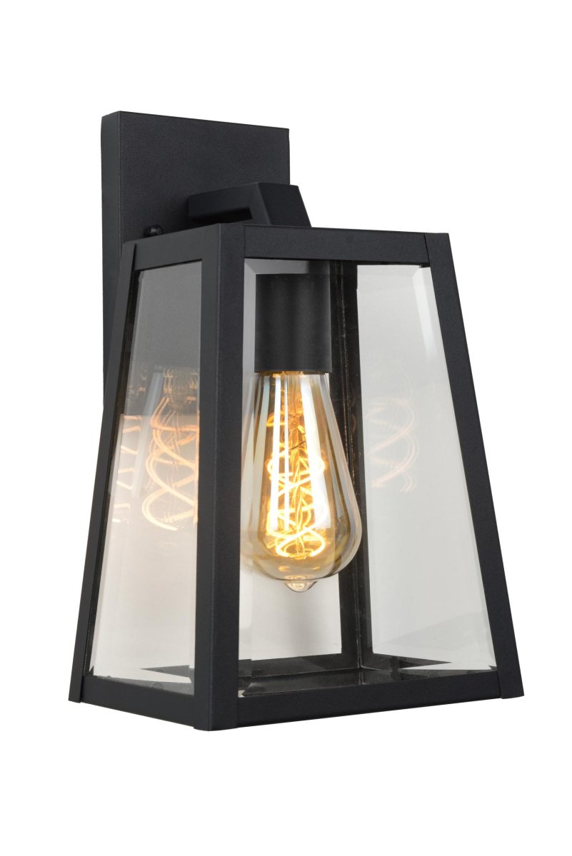 Matslot Svart utendørslampe Fra Lucide - Den rustikke formen og den tydelige referansen til en klassisk lanterne smelter sammen med en moderne finish og et karakteristisk håndverkerpreg.