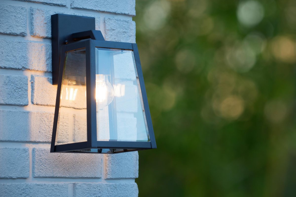 Matslot Svart utendørslampe Fra Lucide - Den rustikke formen og den tydelige referansen til en klassisk lanterne smelter sammen med en moderne finish og et karakteristisk håndverkerpreg.