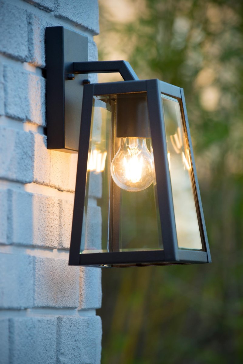 Matslot Svart utendørslampe Fra Lucide - Den rustikke formen og den tydelige referansen til en klassisk lanterne smelter sammen med en moderne finish og et karakteristisk håndverkerpreg.