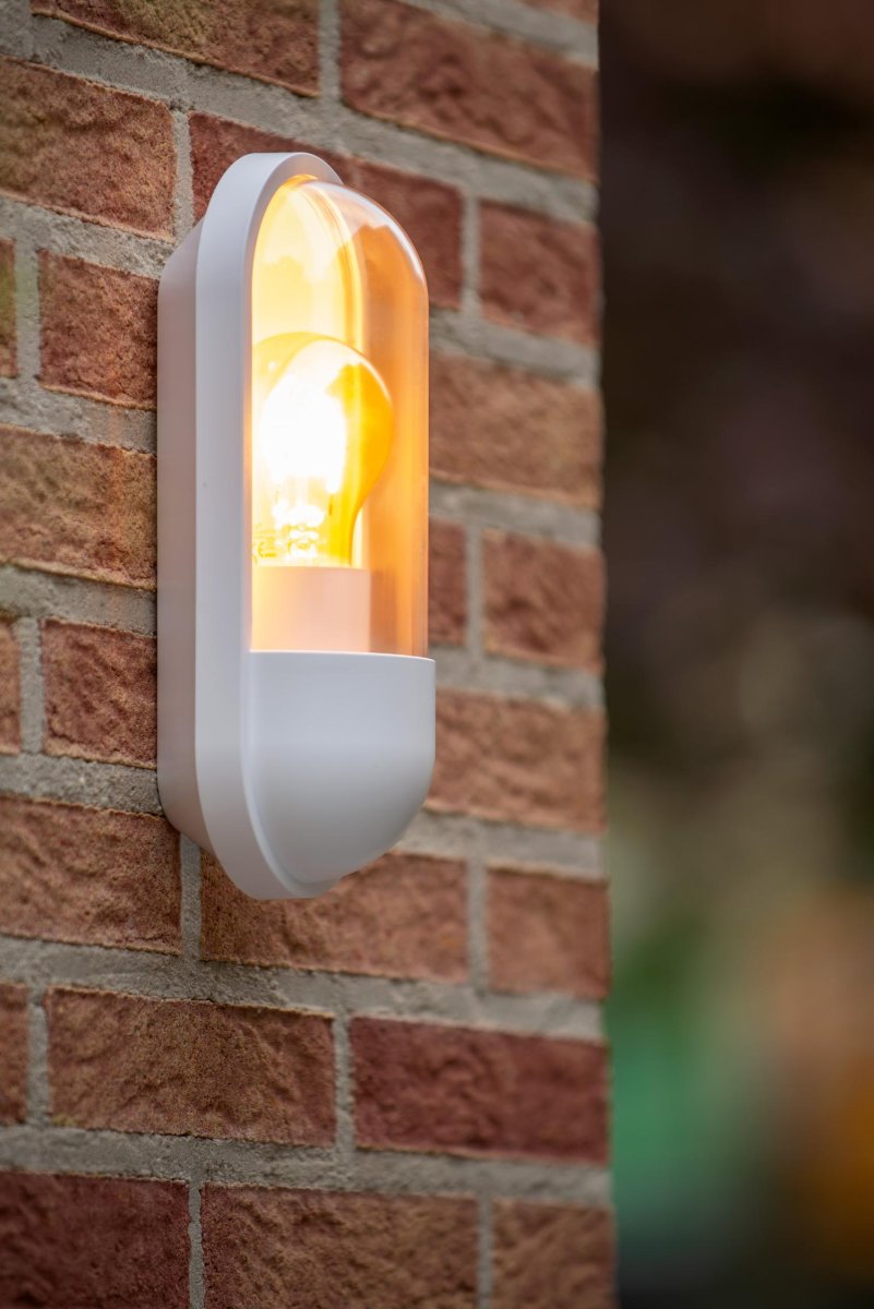 Capsule Hvit utendørslampe Fra Lucide - Vegglampen er nesten 10 centimeter lang og 24 centimeter h&oslash;y og kan enkelt styres via en lysbryter.