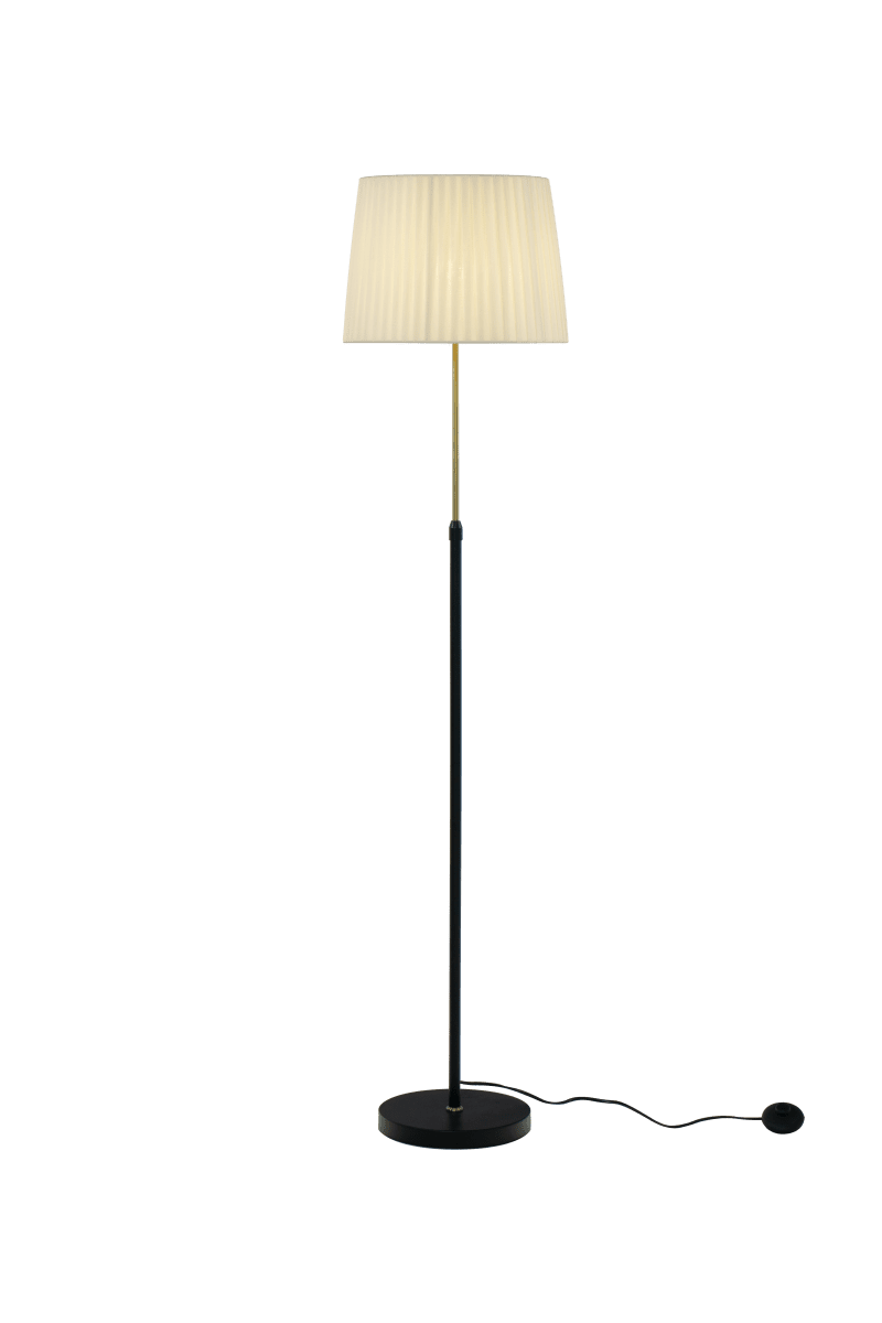Zoom bilde av Ezai Svart/messing gulvlampe Fra Aneta Lighting - Med en metallbase i svart og matt messing og en skjerm av tekstilb&aring;nd i beige som gir et mykt lys.