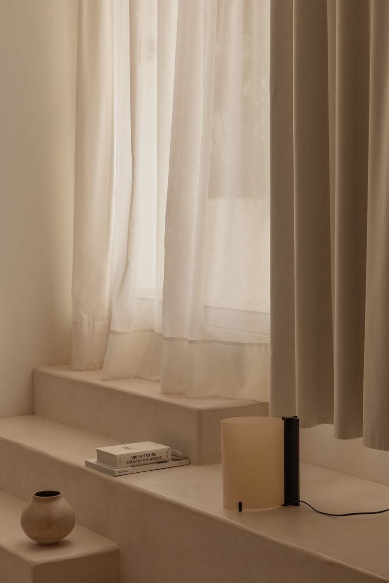 Cata 25cm Svart bordlampe Fra Faro Barcelona - Cata er laget av sertifisert og b&aelig;rekraftig treverk, og kombinerer en svart, sofistikert finish med et klart fokus p&aring; milj&oslash;et.