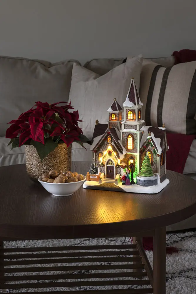 Mekanisk Juledekorasjon Med Kirke 38cm Flerfarget Fra Konstsmide - Atmosf&aelig;risk juledekorasjon i form av en kirke med 11 varmhvite LED-lys og klassisk julemusikk.