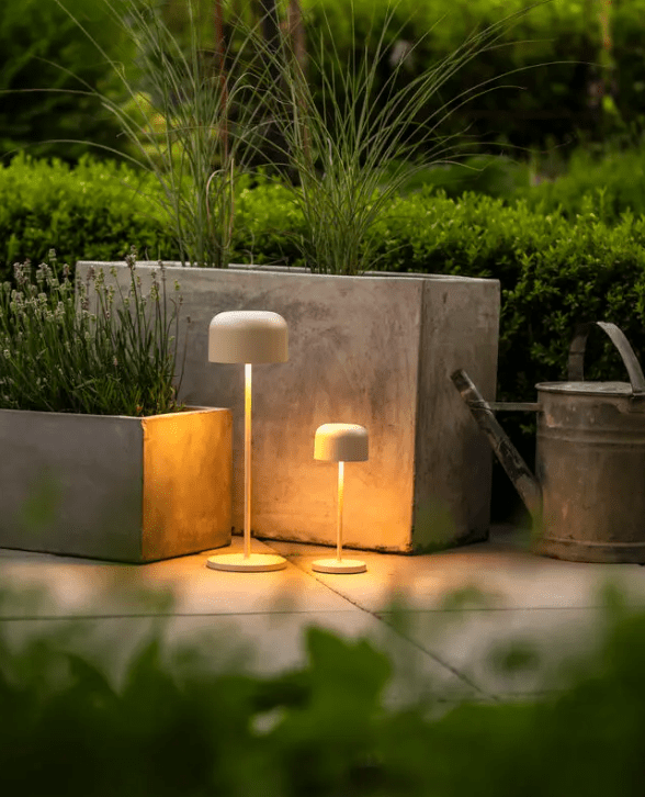 Lille 36cm Sand bærbar Fra Konstsmide - Lampen er utstyrt med en berøringsdimmer slik at du kan justere lysstyrken og fargetemperaturen fra varmt gult til varmt hvitt lys.