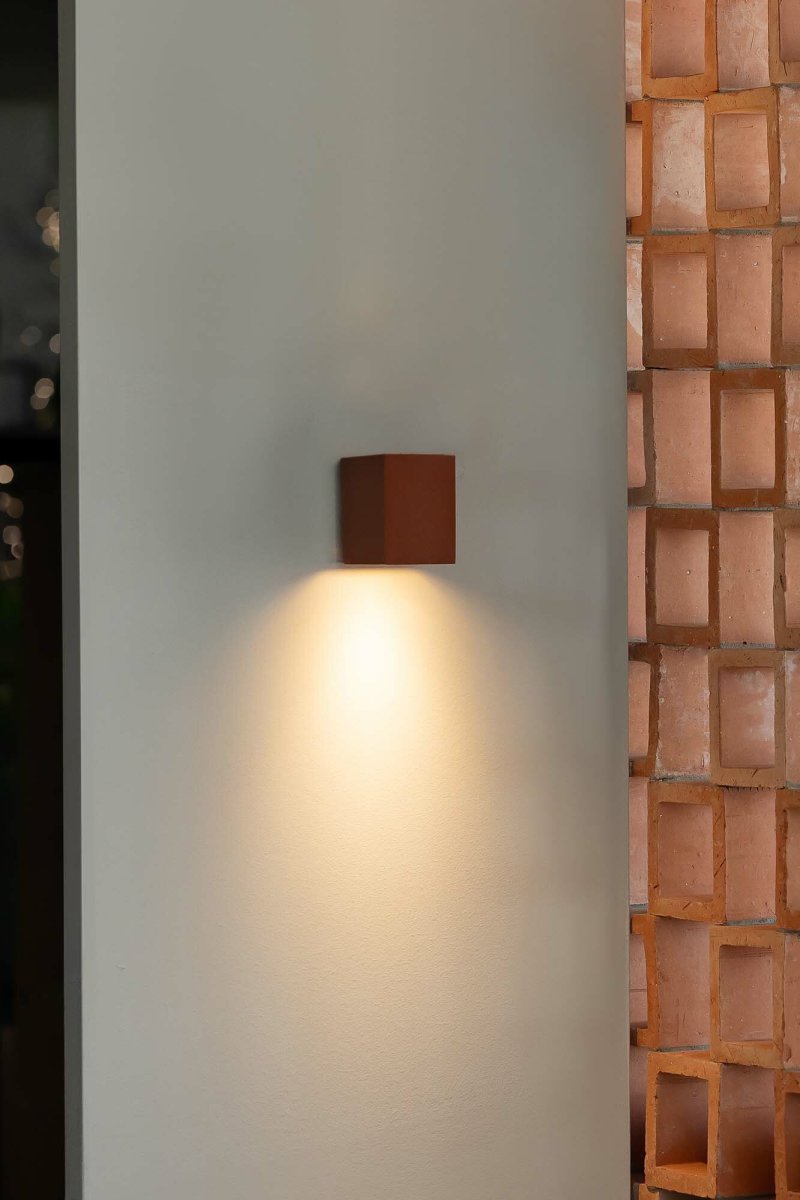 Lune 10cm Terrakotta vegglampe Fra Faro Barcelona - Lune er en firkantet vegglampe med en myk terrakottafinish som passer perfekt i ganger, korridorer og andre passasjer.