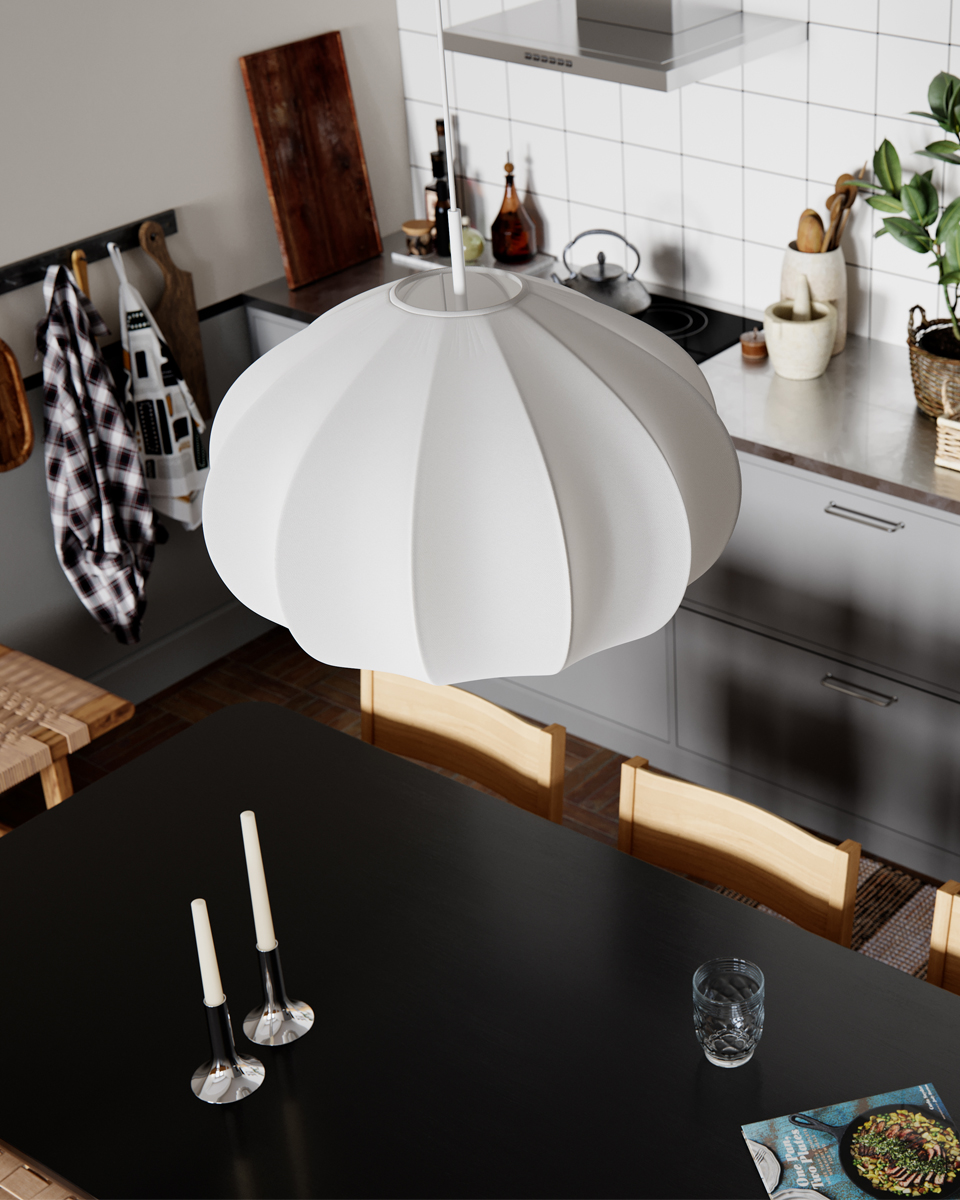 Ebba Ø60 Hvit Taklampe Fra By Rydéns - Opphenget er laget av matt hvitt metall og kompletteres av en hvit tekstilkabel, som bidrar til lampens elegante utseende.