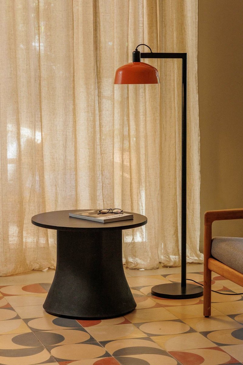 Tatawin Rød-oransje gulvlampe Fra Faro Barcelona - En lampe med en sterk identitet som kombinerer kulturelle former med moderne design &ndash; perfekt som et stilig aksent i b&aring;de private og offentlige milj&oslash;er.