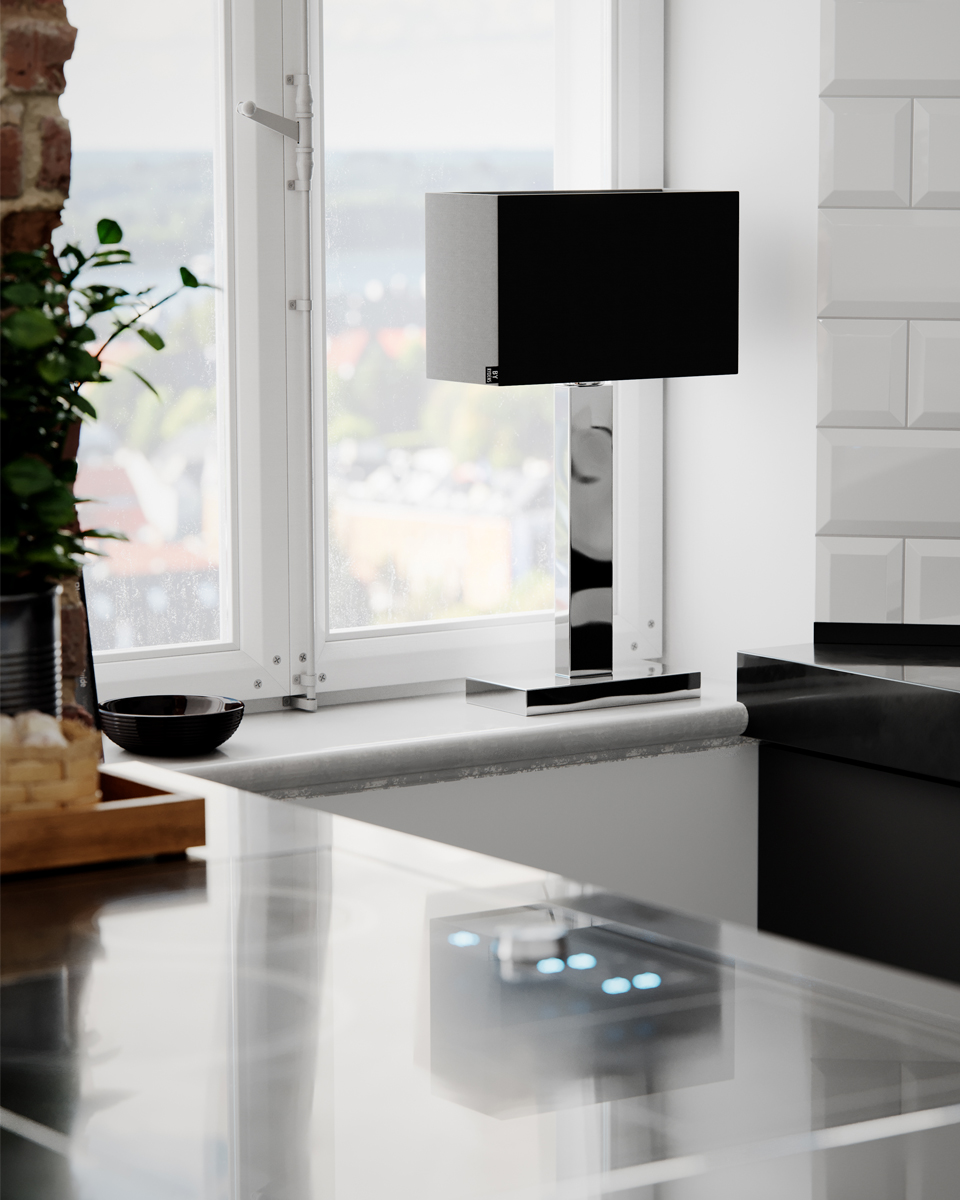 Prime 47cm Krom bordlampe Fra By Rydéns - Utforsk mulighetene med Prime-bordlampen i metall og stoffskjerm, og la den elegante designen og den subtile belysningen skape en fortryllende effekt i vinduet ditt.