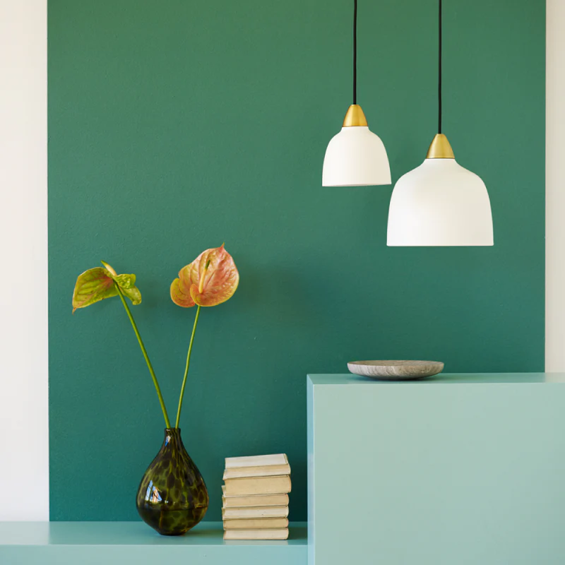 Urban Mini Ø15 Hvit Taklampe Fra Superliving - Til tross for sin mindre størrelse, leverer Urban Mini en imponerende lysspredning og fungerer like godt over kjøkkenbenken som i en koselig salong.