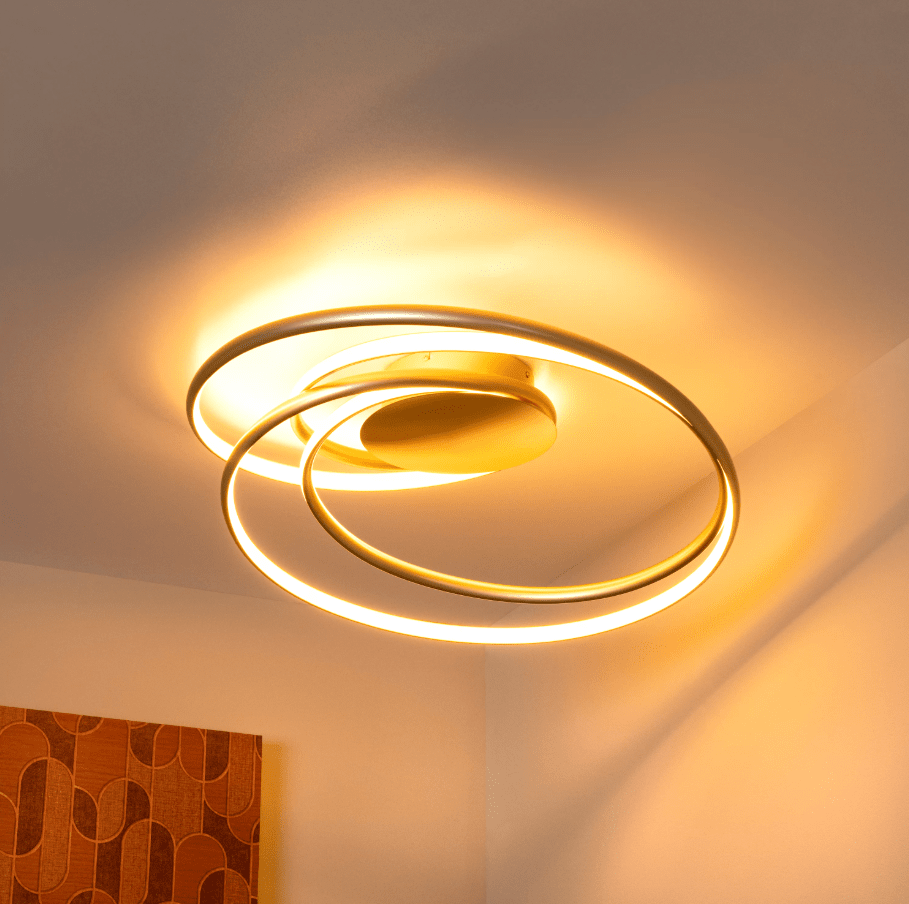 Sardana Ø64 Matt gull plafond Fra Lucide - Den runde silhuetten og den elegante matte gullfinishen gjør den til en eksklusiv detalj som løfter stuen, soverommet eller gangen med både varme og harmoni.